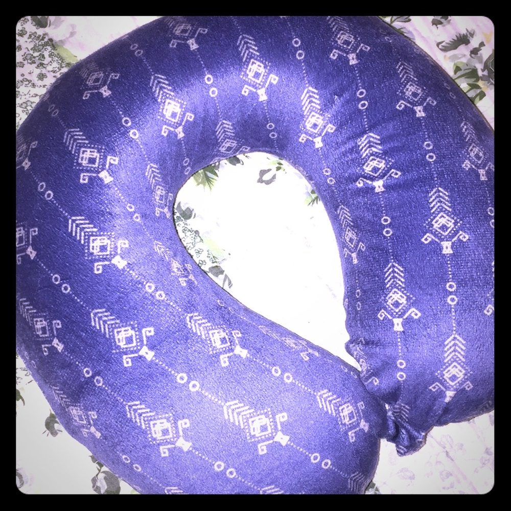 TRAVEL PILLOW